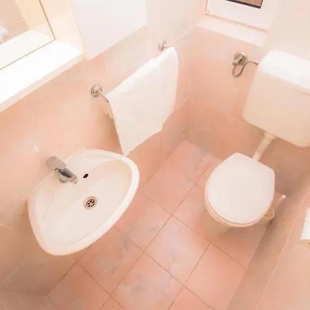 Dada I Lela Beachfront Apartment Podglavica
