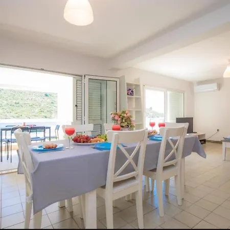 Apartment Dada I Lela Beachfront Podglavica