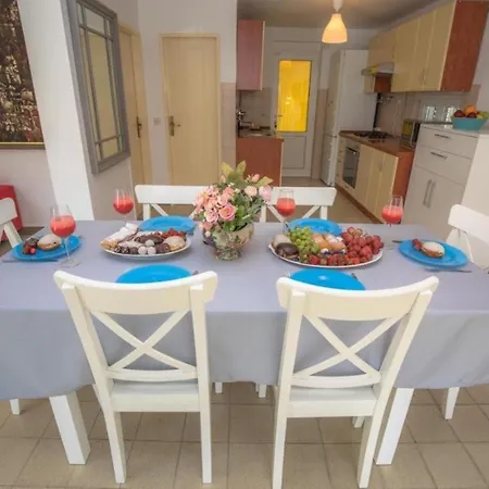 Dada I Lela Beachfront Apartment Podglavica