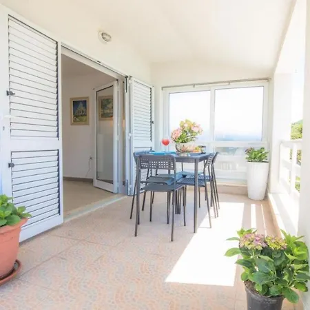 Apartment Dada I Lela Beachfront Podglavica