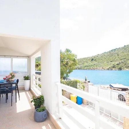 Dada I Lela Beachfront * Podglavica
