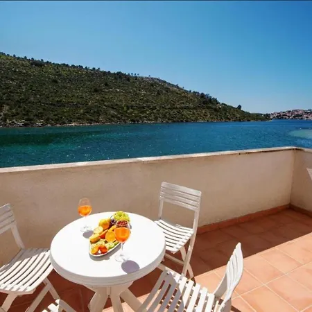 Dada I Lela Beachfront Apartment *